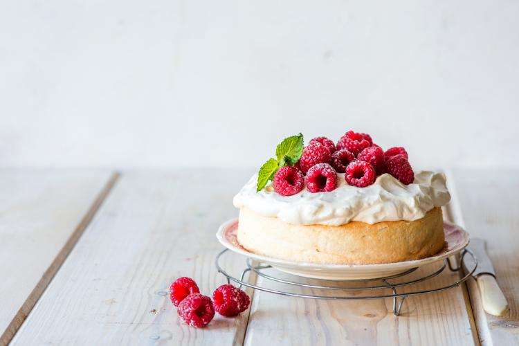 Pie with cream and red fruit 
